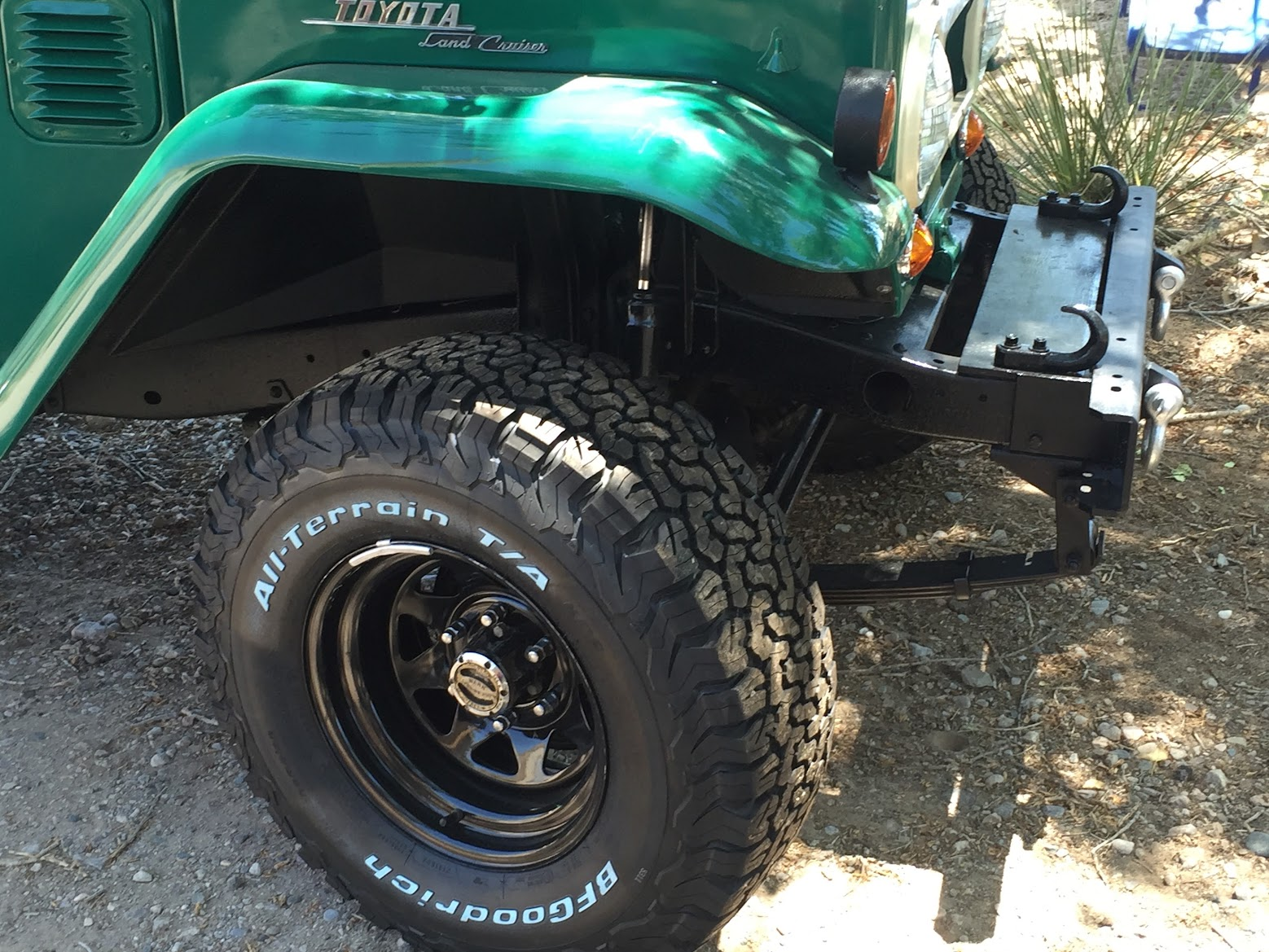 FJ40 wheel, tire and front fender detail
